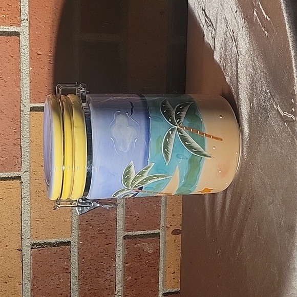 Biscayne Bay Collection Ceramic Locking Canister - Picture 4 of 8